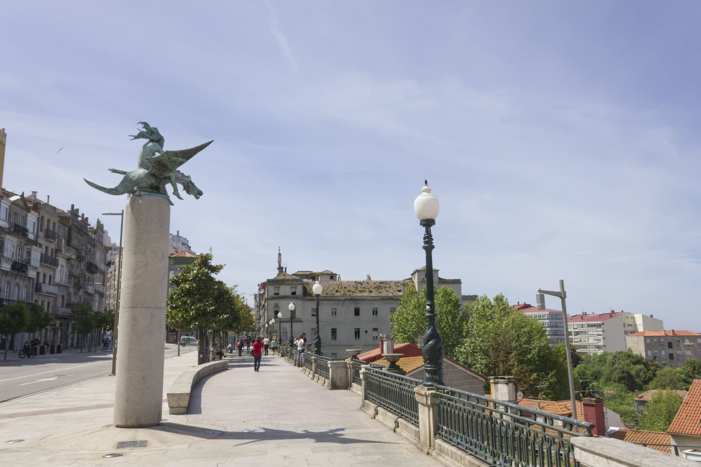 Vista del Paseo de Alfonso XII con la estatua de la Fada e o Dragón y edificios al fondo