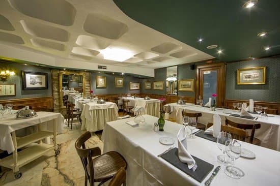 Interior del Restaurante Caney con mesas preparadas para el servicio
