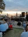 Evento al aire libre en Chiringuito O Pirata con música en vivo al atardecer