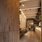 Pasillo interior del restaurante con barra y taburetes