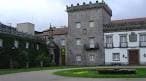 Fachada del Pazo de Castrelos con su torreón y patio ajardinado