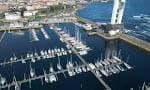 Perspectiva aérea de la Marina Coruña con los barcos y la costa