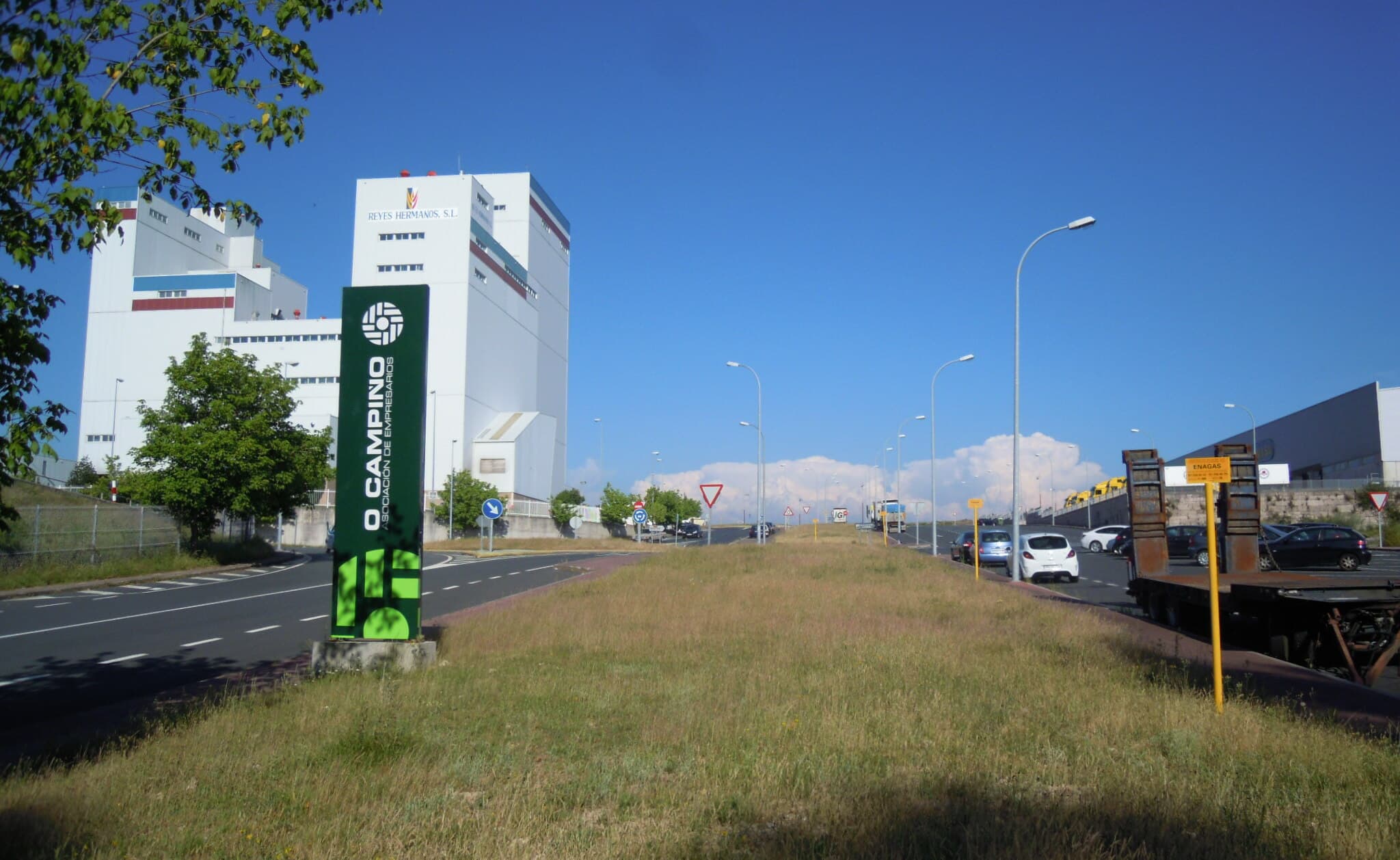Vista general del Polígono Industrial O Campiño con edificios y señalización