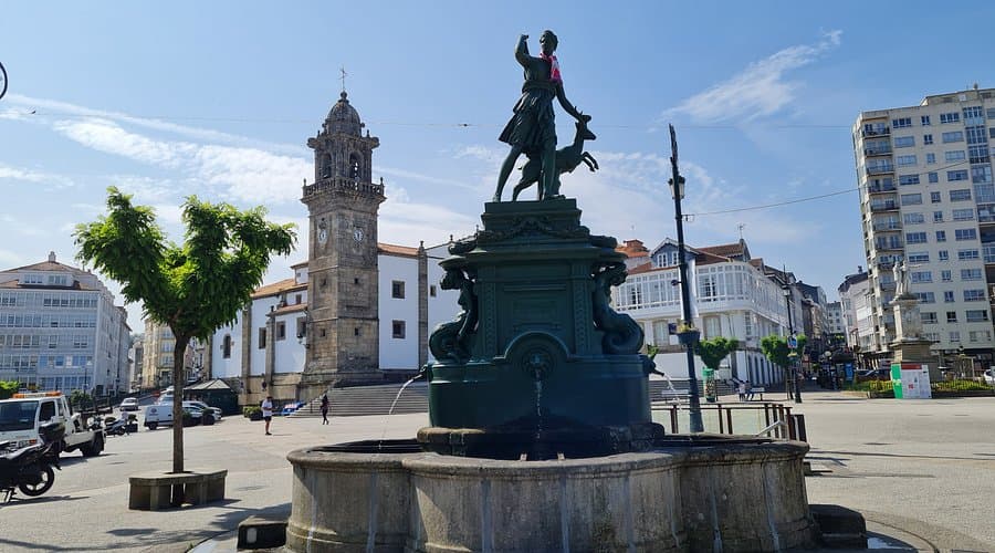 Vista de la Praza dos Irmáns García Naveira con fuente y edificios históricos