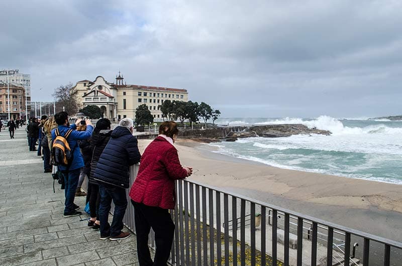 Vista de la Explanada de las Esclavas con el paseo marítimo y el mar