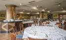 Restaurante del hotel con mesas preparadas para el servicio