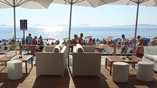 Terraza de chiringuito con sombrillas y vistas al mar en Vigo