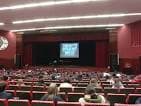 Interior del Teatro La Salle con audiencia y pantalla de proyección en el escenario