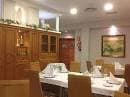 Comedor con mesas preparadas y aparador de madera