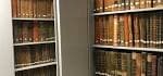 Estanterías llenas de libros antiguos en una sala de archivo de la biblioteca