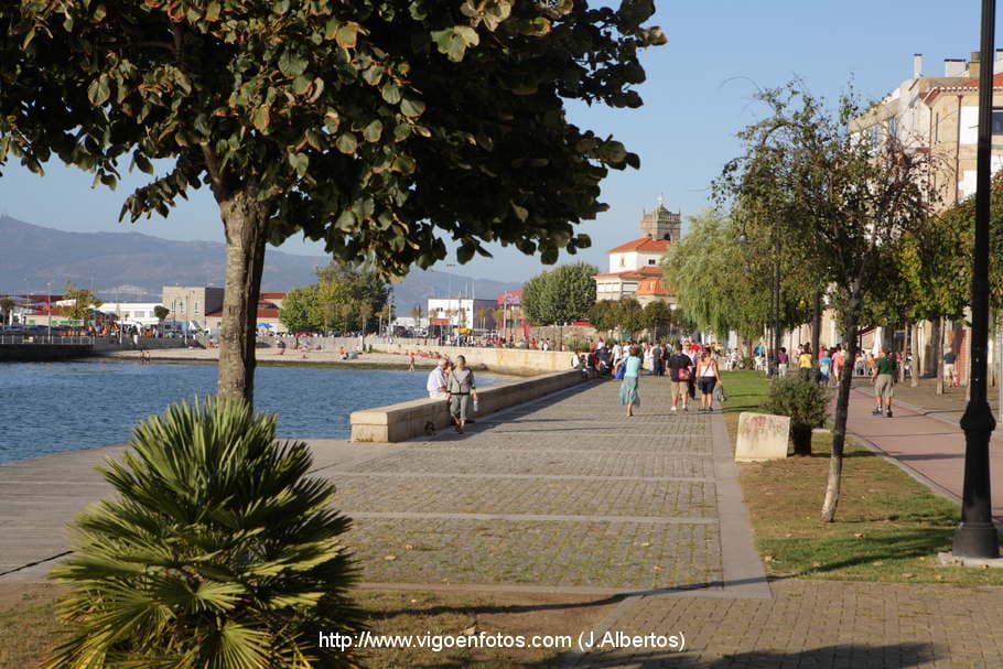 Paseo marítimo de Bouzas con personas y vegetación