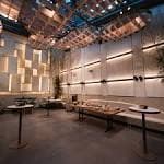 Salón principal preparado para eventos con mesas y zona lounge