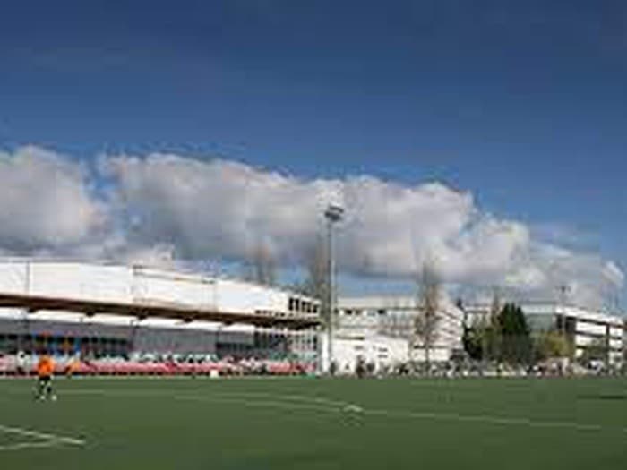 Vista panorámica del Complejo Deportivo de A Xunqueira con campos de fútbol y edificios.