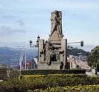 Monumento de piedra en una plaza pública, parte del entorno del Parque María Xosé Queizán
