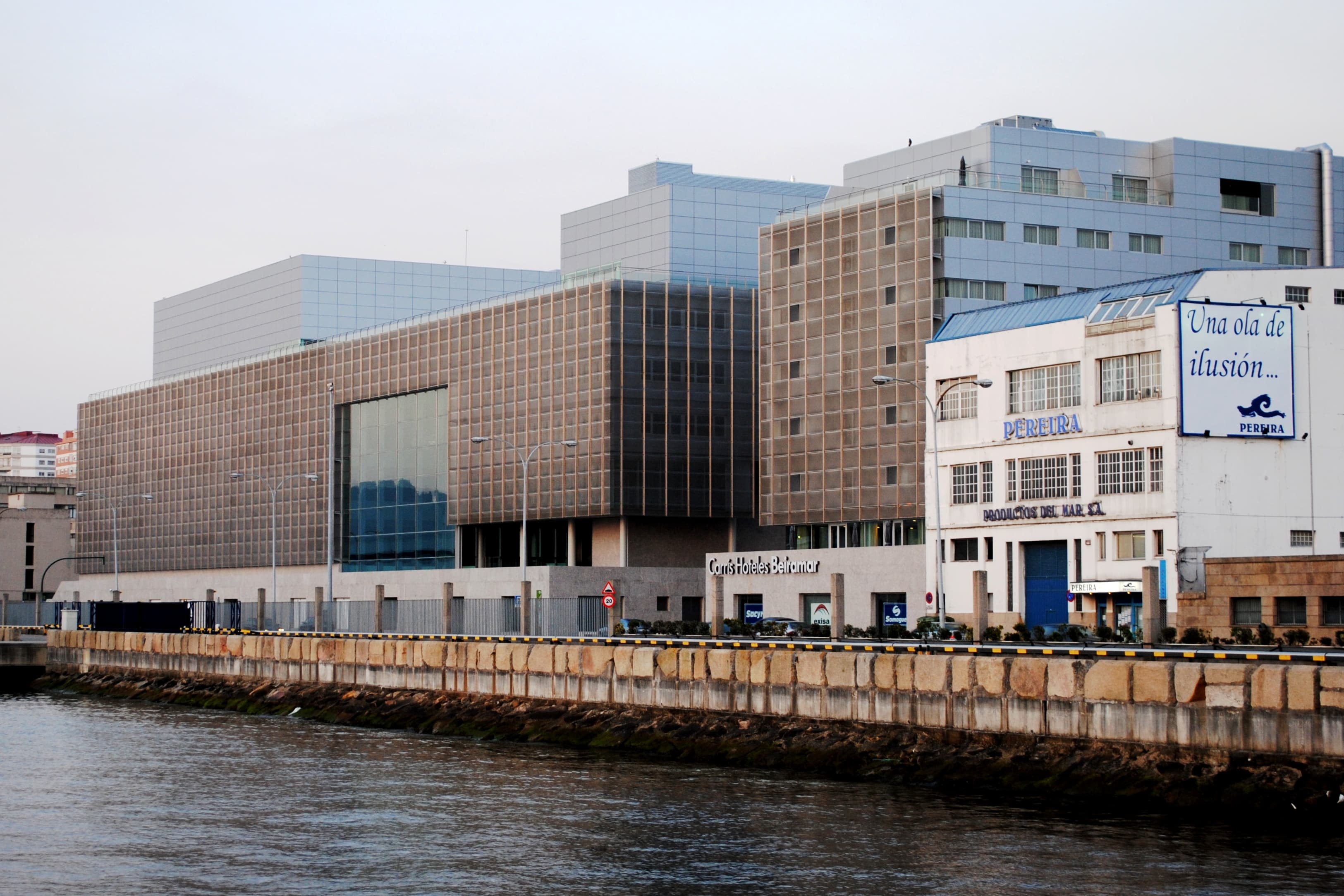 Vista exterior del Auditorio Mar de Vigo desde el muelle