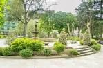 Área de la fuente del parque con abundante vegetación y escalinatas