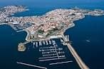 Vista aérea de la Marina Coruña y la ciudad, con el puerto deportivo lleno de embarcaciones.