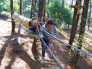 Participante cruzando un puente de cuerdas en el circuito de aventura