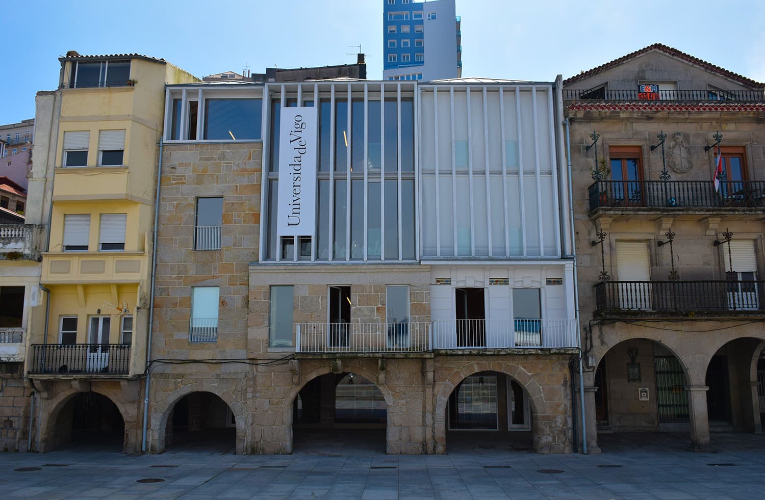 Vista exterior del Edificio Redeiras con fachada moderna y arcos tradicionales