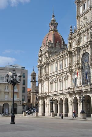 Vista lateral del Palacio Municipal de María Pita desde la plaza