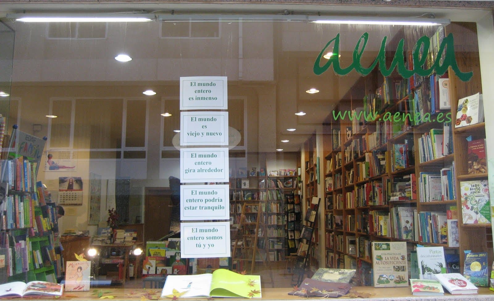 Vista exterior de la Librería Aenea con escaparate