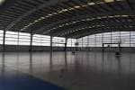 Interior de la pista principal del polideportivo con canastas