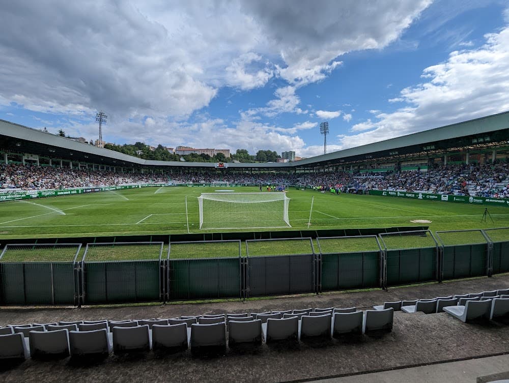 Vista panorámica del Estadio Municipal de A Malata en Ferrol durante el día