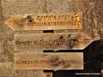 Señalización de madera con indicaciones para el Camino Real