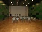 Salón de actos o sala multiusos con sillas para eventos