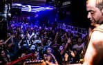 Concierto en la Sala Masterclub con público y músico en el escenario