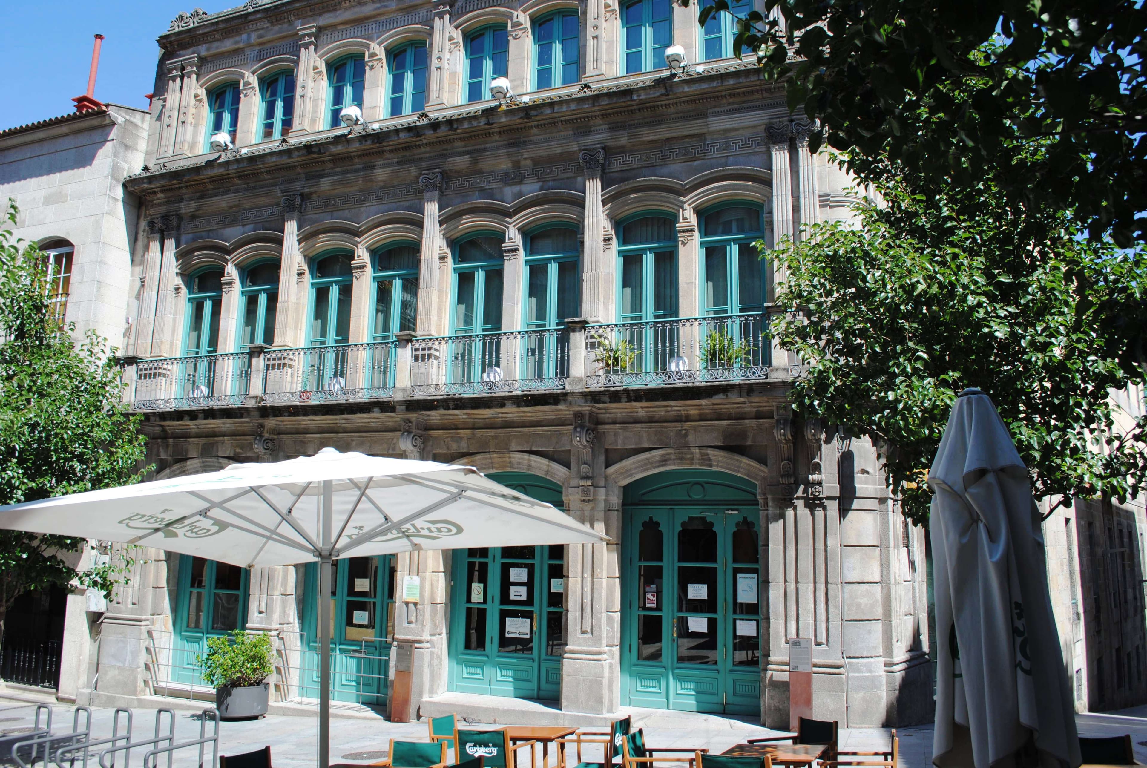 Vista exterior de la fachada principal de la biblioteca con terraza