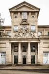 Fachada principal de la Facultad de Química con arquitectura clásica