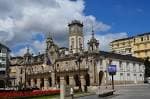 Vista del Ayuntamiento de Lugo en la Plaza Mayor bajo cielo nublado