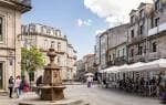 Vista diurna de la Praza de Curros Enríquez con la fuente y terrazas