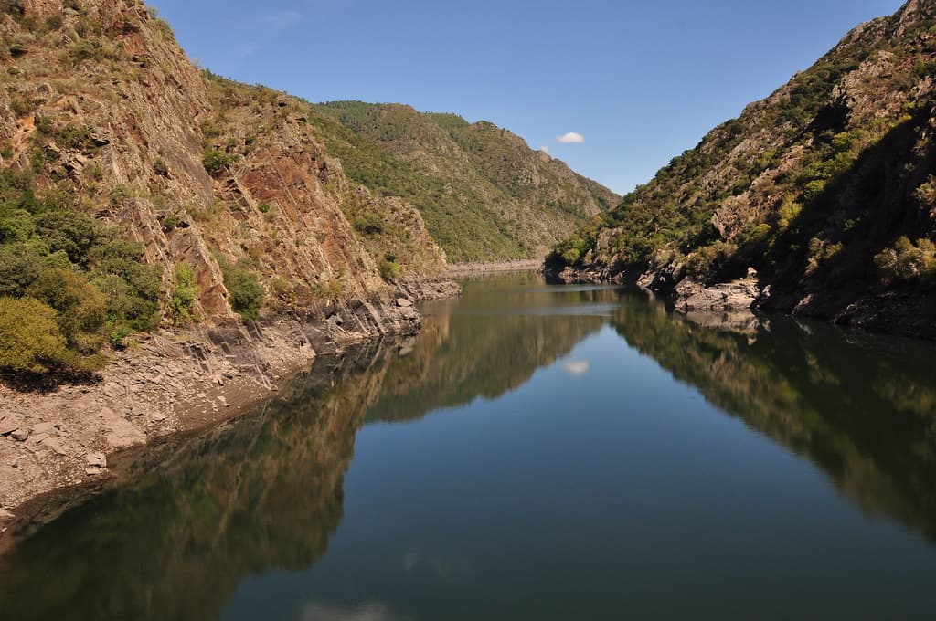 Reflejos en las aguas tranquilas del Embalse de Santo Estevo.