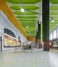 Interior moderno del Mercado Municipal de Quiroga Ballesteros con techo verde y puestos