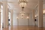 Salón Regio vacío mostrando su arquitectura y lámparas de araña