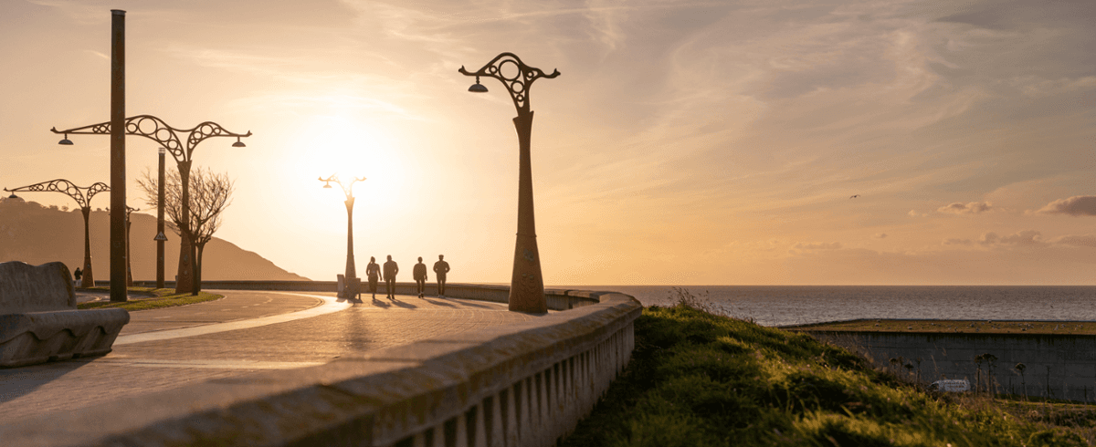 Paseo Marítimo de A Coruña al atardecer con farolas decorativas