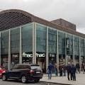Fachada exterior de cristal de Fnac A Coruña con el logo visible y personas en la calle.