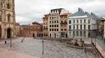 Vista de la Plaza de la Catedral de Oviedo mostrando la fachada del Museo de Bellas Artes