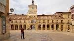 Vista amplia de la fachada del Ayuntamiento de Oviedo en la Plaza de la Constitución