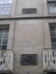 Placas conmemorativas en la fachada de un edificio histórico en Ourense