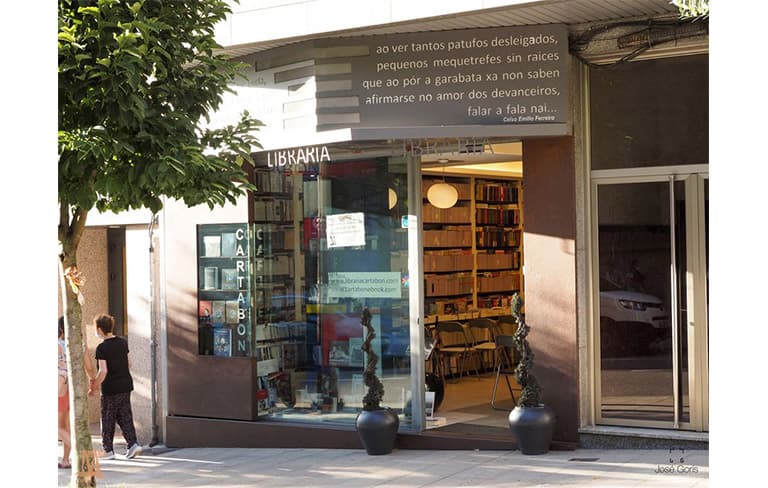Vista exterior de la Libraría Cartabón en Vigo