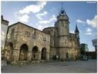 Vista panorámica de la Iglesia de Santiago y la plaza adyacente en Betanzos