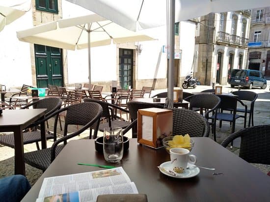 Terraza exterior del Café Arume con mesas y sombrillas.