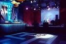 Escenario y pista de la Sala Masterclub con iluminación ambiental