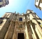 Vista de la fachada de la Iglesia de Santa Eufemia desde una perspectiva baja