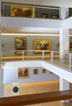 Interior del museo con vistas a múltiples niveles de galerías