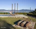 Monumento a los Galeones de Rande con cañones históricos y la ría