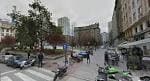 Perspectiva a nivel de calle de la Plaza de Vigo, con tráfico y edificios urbanos